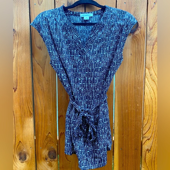 Liz Claiborne V-Neckline Sleeveless Blouse Stretch Wrap Around Belt Size Medium - Picture 1 of 7